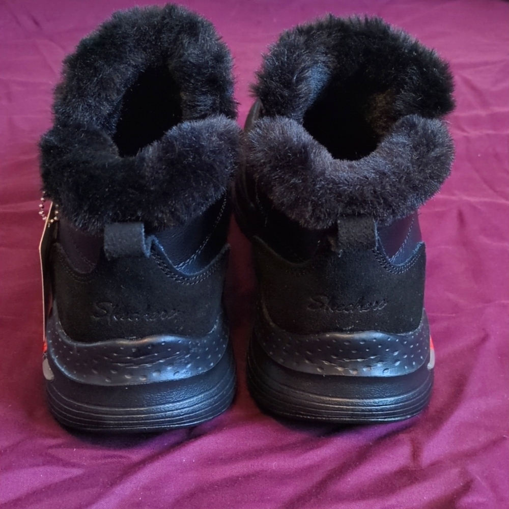 NWT Women's Skechers Air-Cooled ArchFit boots size 6.5 black with faux fur top - Picture 3 of 10